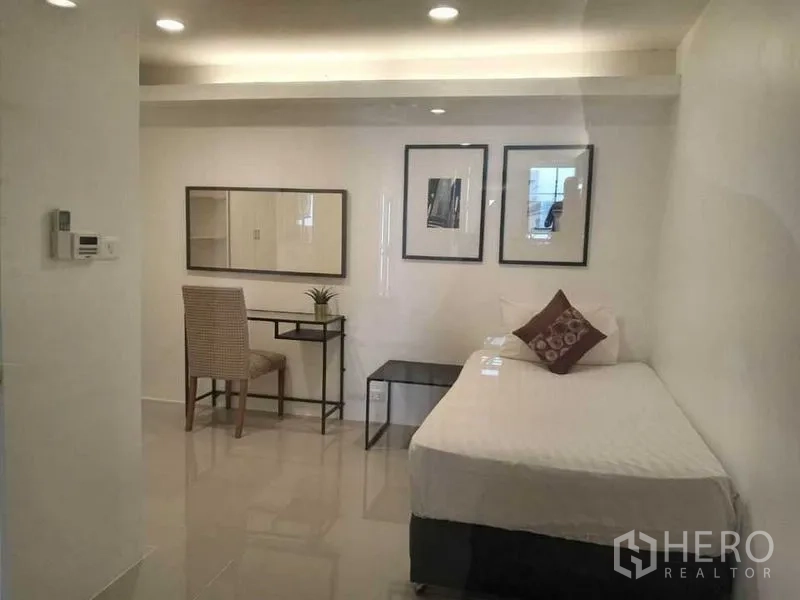 คอนโด ให้เช่าในKhlong Toei, Bangkok - ห้องนอนรองเตียงเดี่ยว โต๊ะทำงาน และกรอบรูปบนผนัง แสงไฟฝ้าซ่อน