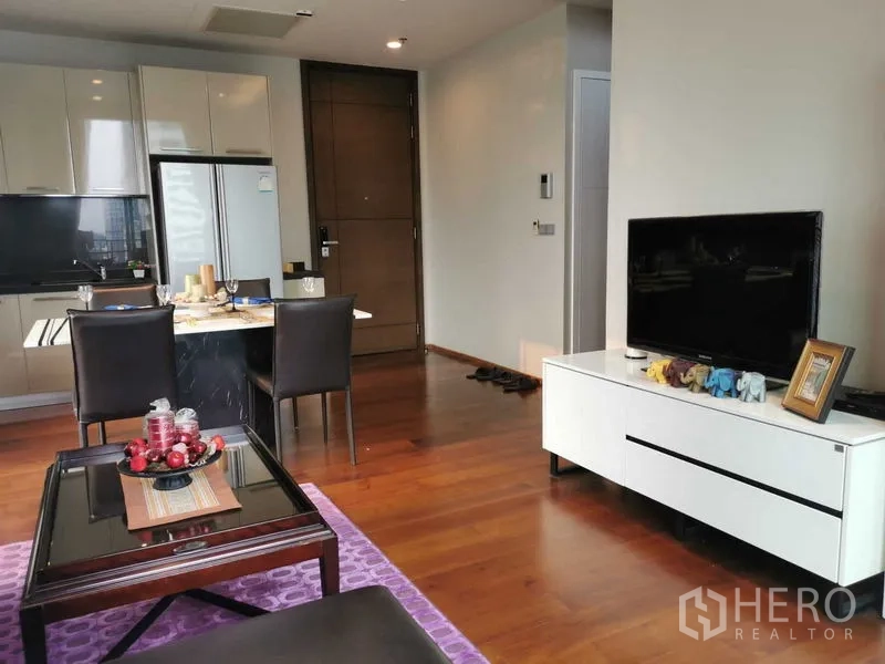 คอนโด ให้เช่า - มุมวางทีวีและโถงทางเข้า ข้างครัวและโต๊ะทานอาหารสมัยใหม่