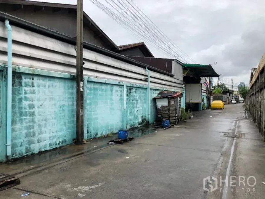 คลังสินค้า ให้เช่าในBang Kho Laem, Bangkok - ทางด้านหลังโกดังพร้อมทางโหลดและกันสาดในวันที่ฝนตก