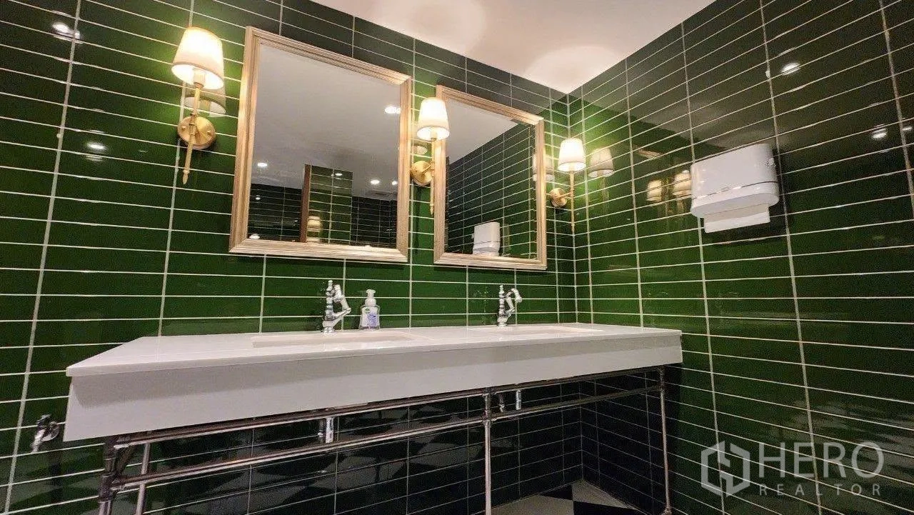 家庭办公室 for rent in Lat Phrao, Bangkok - 绿色瓷砖卫生间内的双台盆与双镜面。