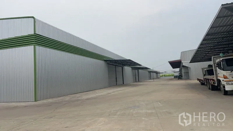 Warehouse for rent in Pathum Thani - Driveway between warehouses with covered loading bays and ample turning space for trucks in Pathum Thani.
