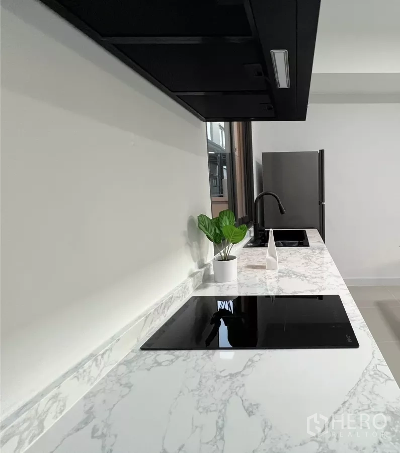 ทาวน์เฮาส์ ให้เช่าในBang Phli, Samut Prakan - ระยะใกล้เคาน์เตอร์ลายหินอ่อน เตาไฟฟ้าและอ่างล้างจาน