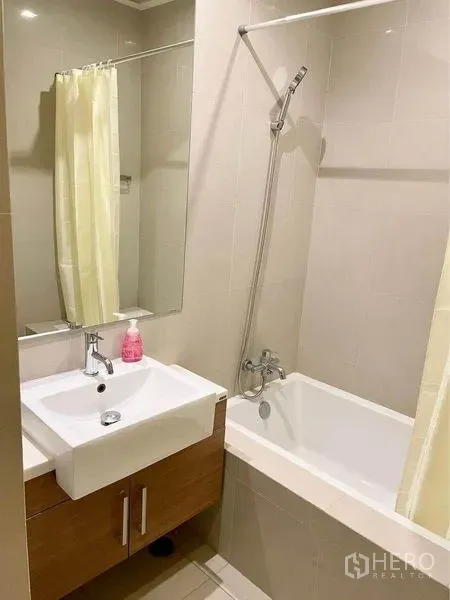 คอนโด ให้เช่าในWatthana, Bangkok - ห้องน้ำสไตล์โมเดิร์น พร้อมอ่างอาบน้ำ ฝักบัว กระจกเงา และตู้เก็บของใต้อ่าง