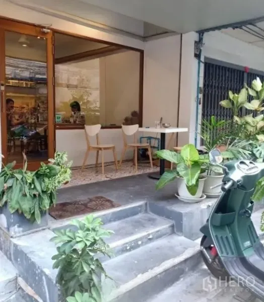 อาคารพาณิชย์ ให้เช่าในWatthana, Bangkok - ด้านหน้าอาคาร ทางขึ้นบันได ประตูกระจก และกระถางต้นไม้