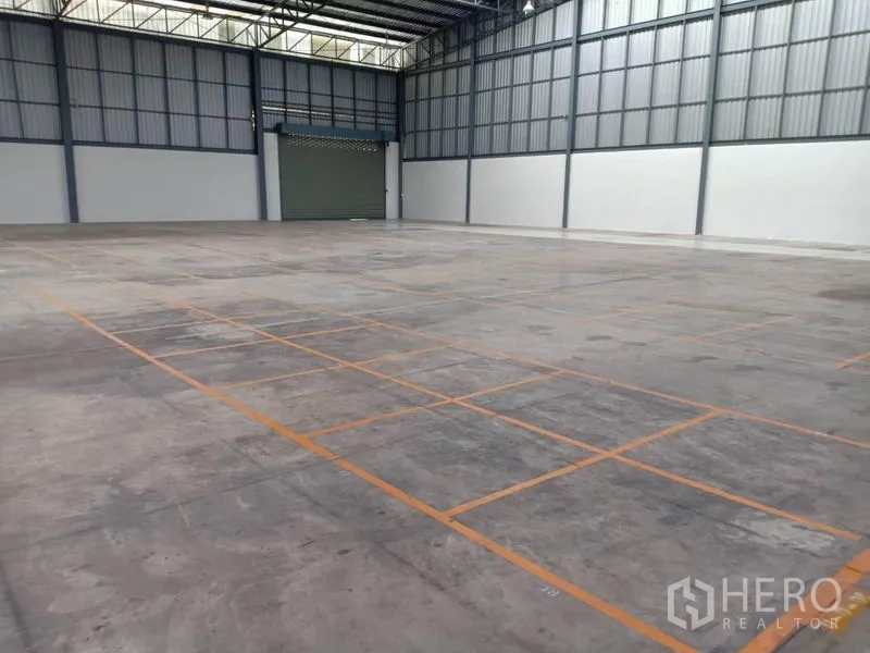 คลังสินค้า ให้เช่าในLat Krabang, Bangkok - พื้นที่ภายในกว้าง พื้นตีกรอบตาราง และประตูม้วน เหมาะงานโลจิสติกส์