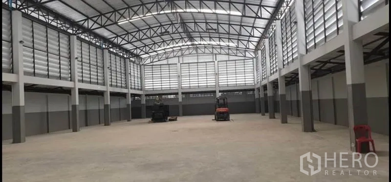 货栈 出租在Khlong Luang, Pathum Thani - 宽阔通透的仓库内部，地面开阔，侧墙通风板，可见叉车。