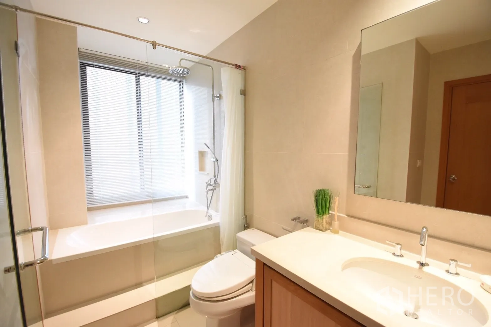 คอนโด ให้เช่าในKhlong Toei, Bangkok - ห้องน้ำสะอาดพร้อมเคาน์เตอร์อ่างล้างหน้า อ่างอาบน้ำกั้นกระจกและฝักบัวเรนชาวเวอร์