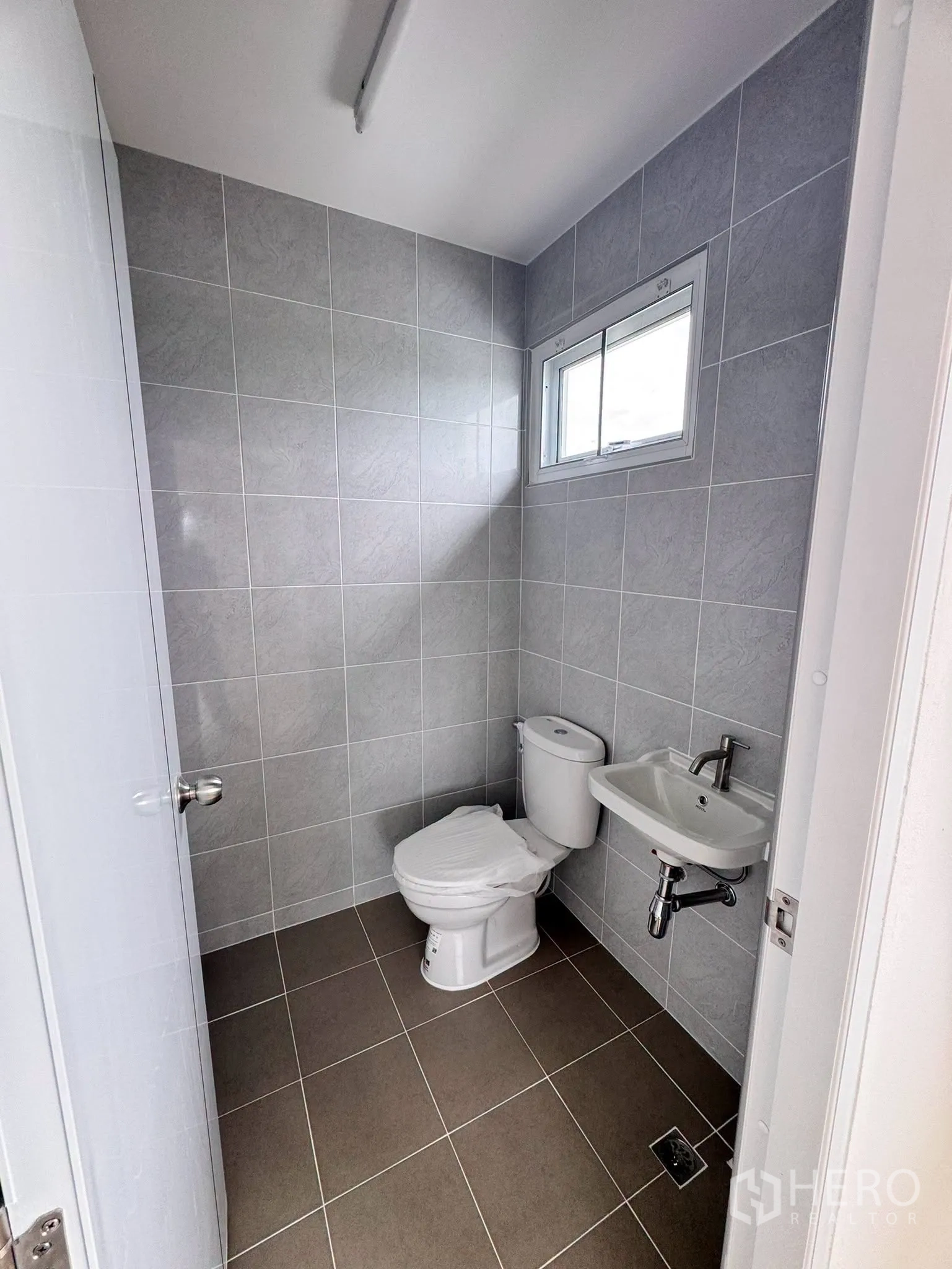 โกดัง for rent in Bang Bo, Samut Prakan - ห้องน้ำอีกห้องปูกระเบื้องพร้อมโถสุขภัณฑ์และอ่างล้างมือ