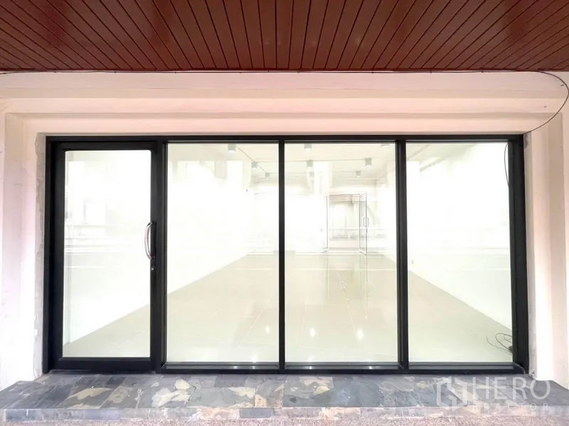 办公空间 出租在Khlong Toei, Bangkok - 单元外立面为整面四联落地推拉玻璃门。