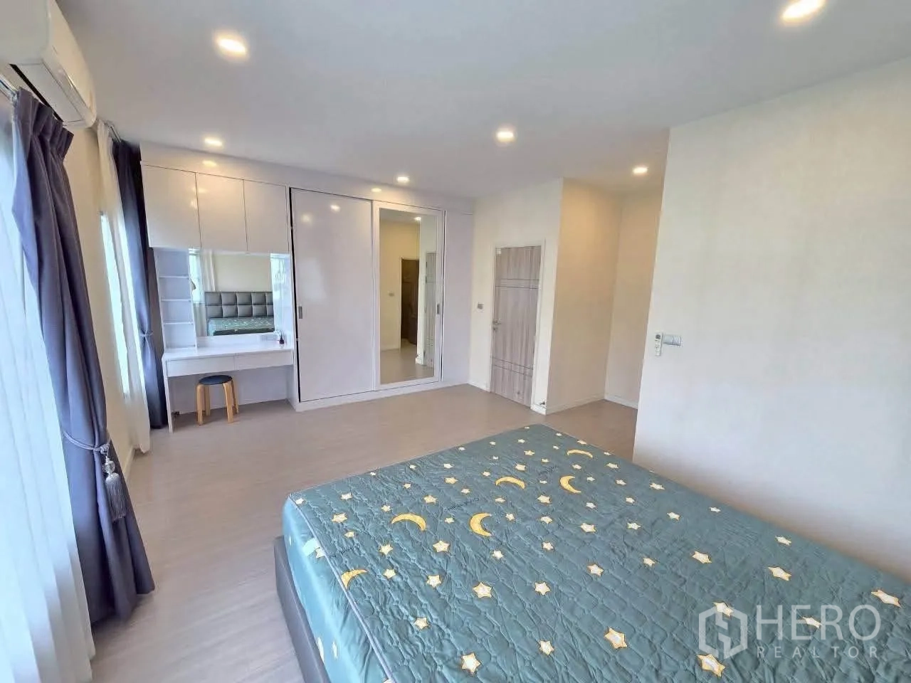 Detached House for rent or sale in Lat Krabang, Bangkok - Spacious bedroom with built-in white wardrobe and dressing table.