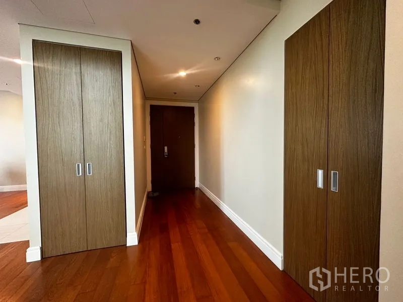 คอนโด ให้เช่าในKhlong Toei, Bangkok - โถงทางเข้ามีตู้บิวท์อินสองข้างและพื้นไม้
