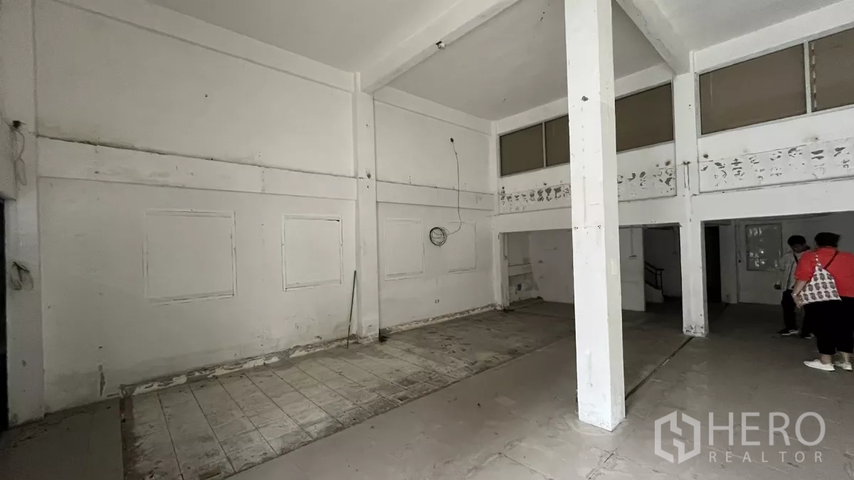 店屋 出租在Watthana, Bangkok - 开放式零售区，带夹层、混凝土立柱与高天花。