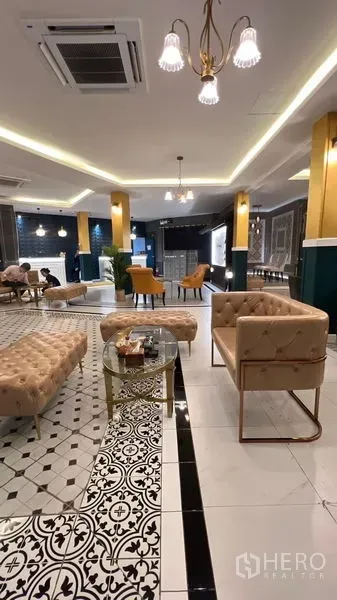 พื้นที่ขายปลีก ให้เช่าในKhlong Toei, Bangkok - ฮอลล์ค้าปลีกสว่าง เพดานหลุม โคมไฟแขวน โซฟาสีเบจ และกระเบื้องลายขาวดำ