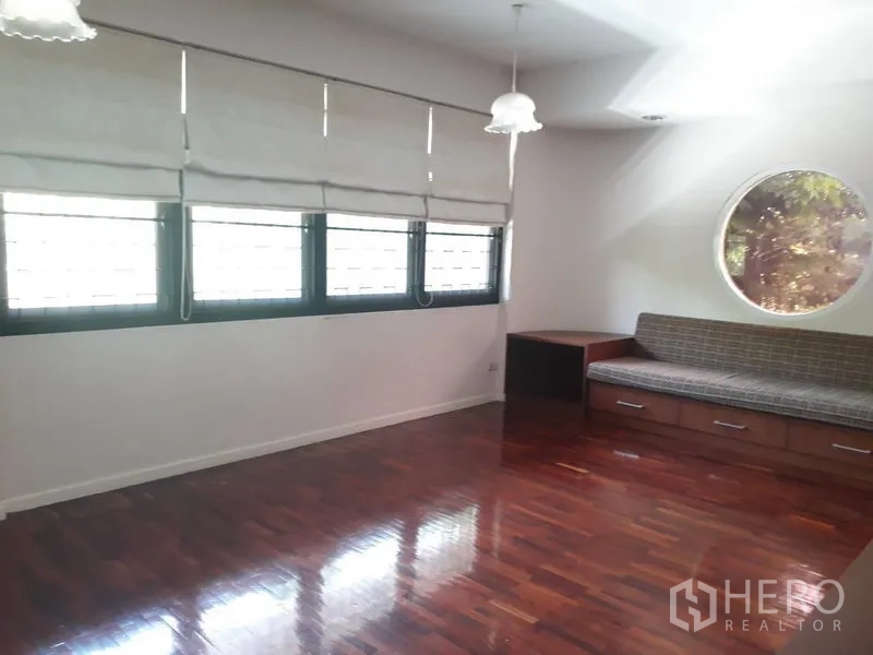 บ้าน ให้เช่าในWatthana, Bangkok - พื้นที่นั่งเล่น หน้าต่างแนวยาวและหน้าต่างกลม พร้อมม้านั่งบิวท์อินมีลิ้นชัก