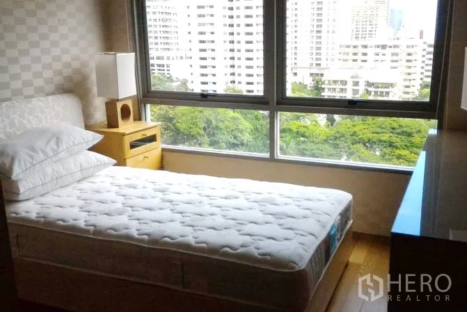 คอนโด ให้เช่าในWatthana, Bangkok - ห้องนอนเตียงเดี่ยว มุมมองเมืองผ่านหน้าต่างกระจกบานกว้าง