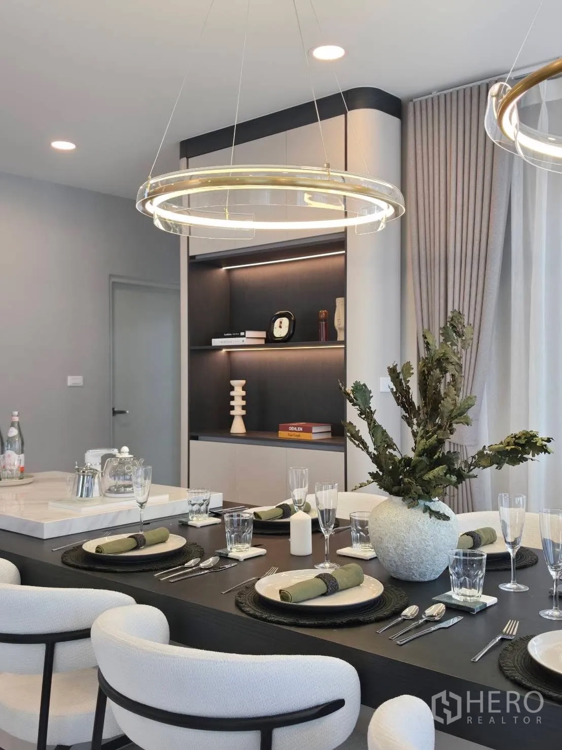 独栋房屋 for rent in Bang Phli, Samut Prakan - 用餐区，六人餐桌与环形吊灯