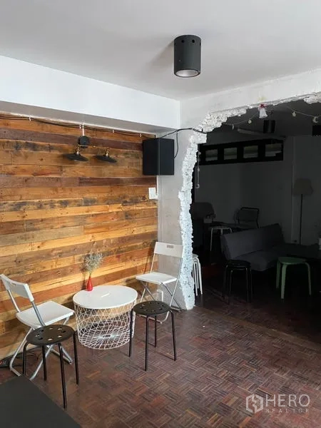 สำนักงานที่บ้าน ให้เช่าในPathum Wan, Bangkok - มุมพักผ่อน โต๊ะกลมสีขาว เก้าอี้สตูล และผนังไม้ลอฟท์