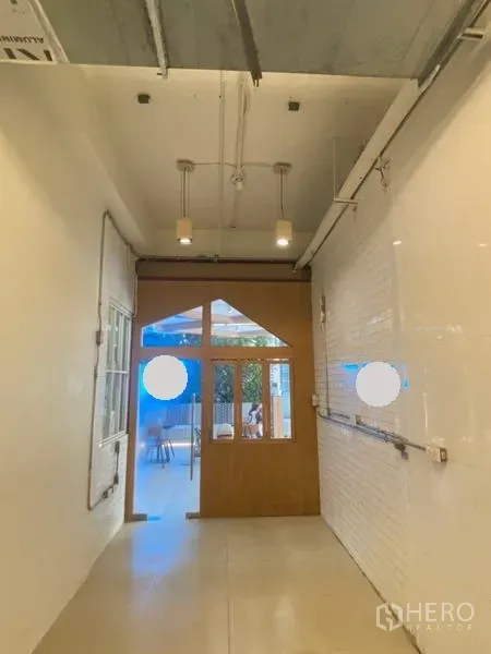 พื้นที่ขายปลีก ให้เช่าในWatthana, Bangkok - พื้นที่ร้านเล็ก ๆ เพดานเปิดโชว์งานระบบและไฟราง พร้อมประตูกระจกกรอบไม้.