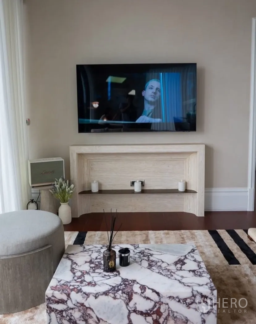 公寓 出租或出售在Watthana, Bangkok - 客厅，挂墙电视与大理石茶几。