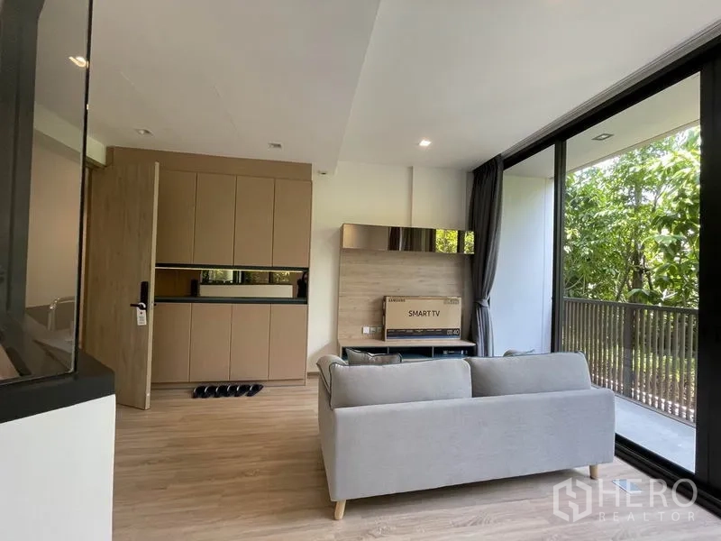 คอนโด ขายในWatthana, Bangkok - โถงรับแขกมีตู้บิวท์อินและระเบียงด้านนอกหลังผนังกระจก