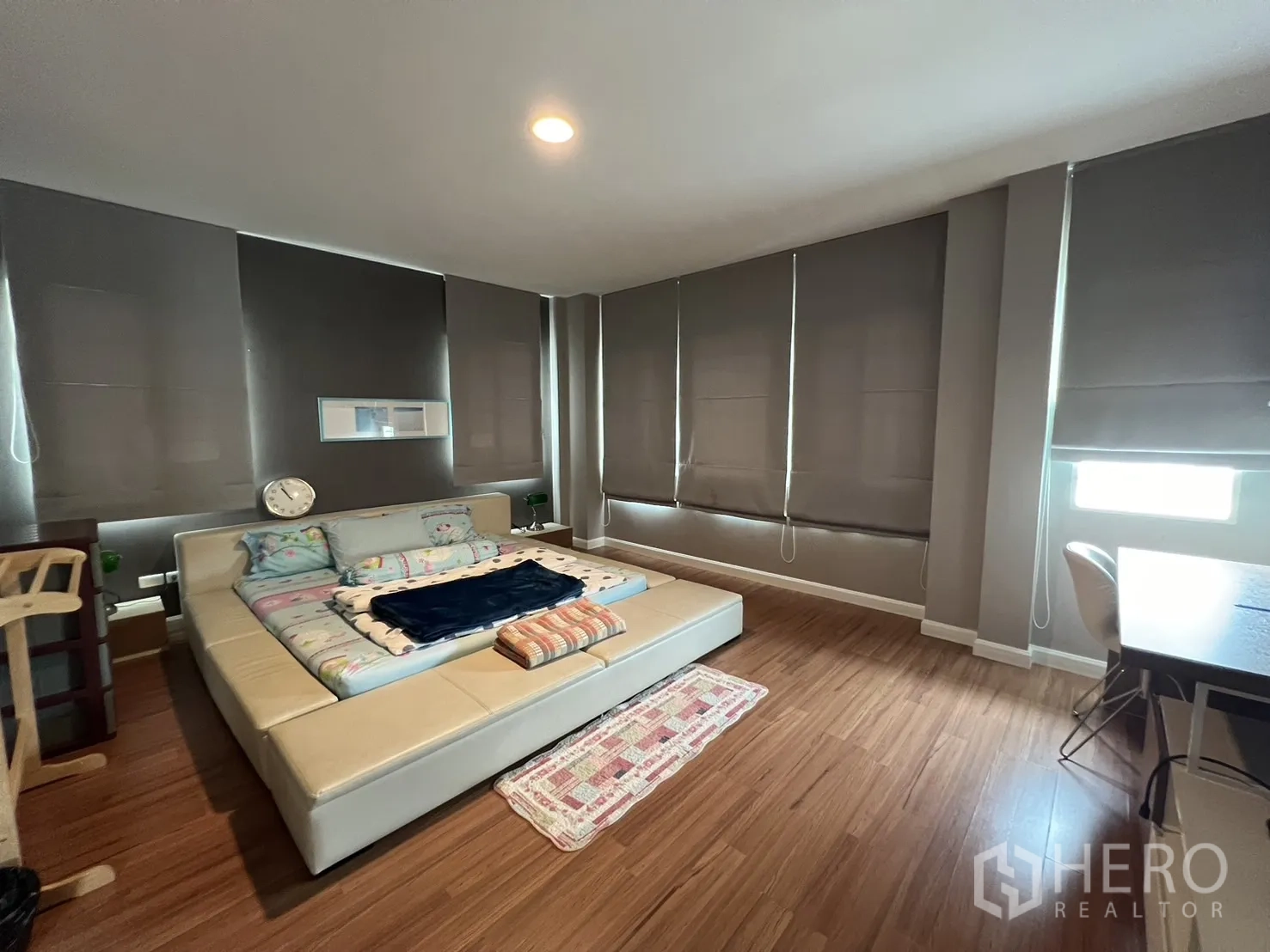Detached House for rent in Bang Kapi, Bangkok - Spacious master bedroom with platform bed, desk and blackout blinds.