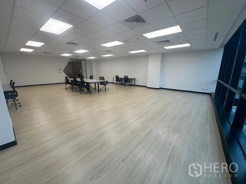 สำนักงาน ให้เช่าในChatuchak, Bangkok - ออฟฟิศใกล้ MRT พหลโยธิน เพดานฝ้าทีบาร์ พื้นไม้ และผนังกระจกด้านข้าง