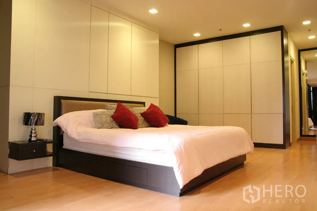 คอนโด ให้เช่าในKhlong Toei, Bangkok - ห้องนอนหลักเตียงคิงส์ไซส์ พื้นไม้ และตู้เก็บของขนาดใหญ่