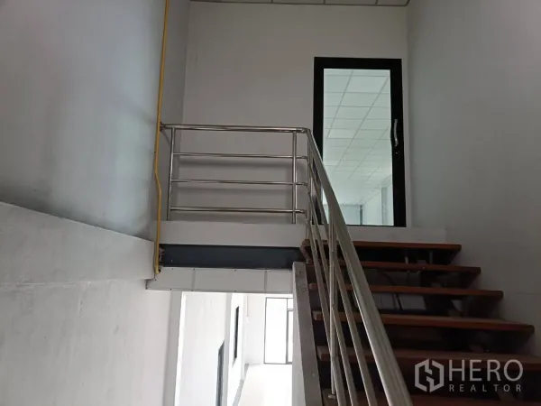 โรงงาน ให้เช่าในLam Luk Ka, Pathum Thani - บันไดราวสแตนเลสขึ้นสู่สำนักงานชั้นสองประตูกระจก