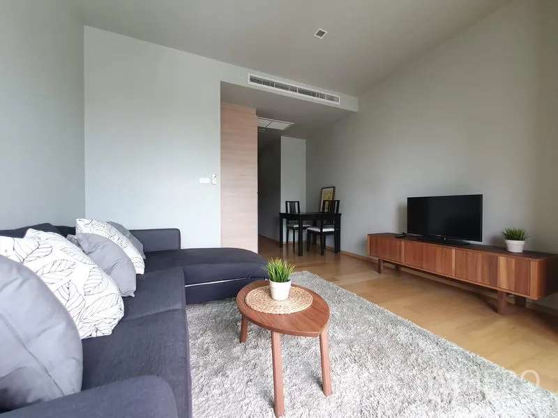 公寓 出租在Ratchathewi, Bangkok - 客厅通往用餐角，带电视柜，采光充足。