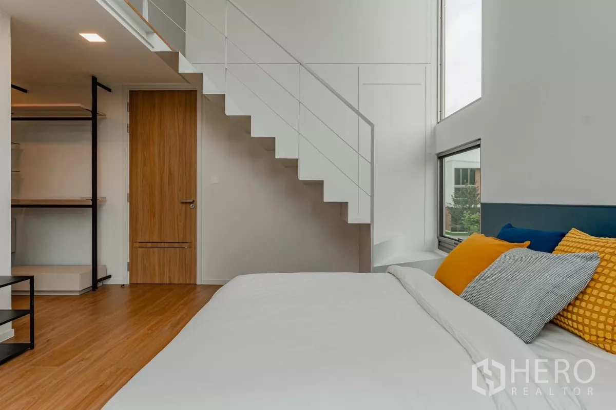 บ้าน ให้เช่าในSaphan Sung, Bangkok - ห้องนอนดูเพล็กซ์มีบันไดขึ้นชั้นลอยและหมอนสีสัน