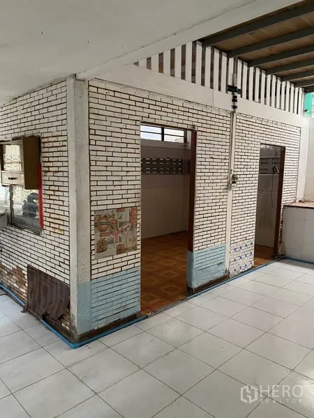 联排别墅 出租在Lat Phrao, Bangkok - 半开放区域，白色砖墙隔间与瓷砖地面