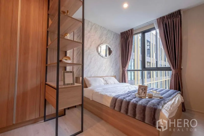 คอนโด ให้เช่าในBang Na, Bangkok - ห้องนอนหลักหน้าต่างบานใหญ่ ผ้าม่านสีน้ำตาล และชั้นวางแบบโปร่ง