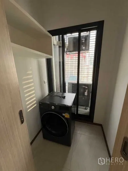คอนโด ให้เช่าในRatchathewi, Bangkok - มุมซักผ้าพร้อมเครื่องซักผ้าฝาหน้าและหน้าต่างบานเลื่อนระบายอากาศ