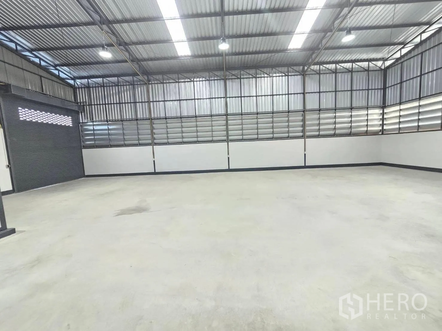 คลังสินค้า ให้เช่าในLam Luk Ka, Pathum Thani - มุมภายในที่มีประตูม้วนและตู้คอนโทรลไฟฟ้าติดผนัง