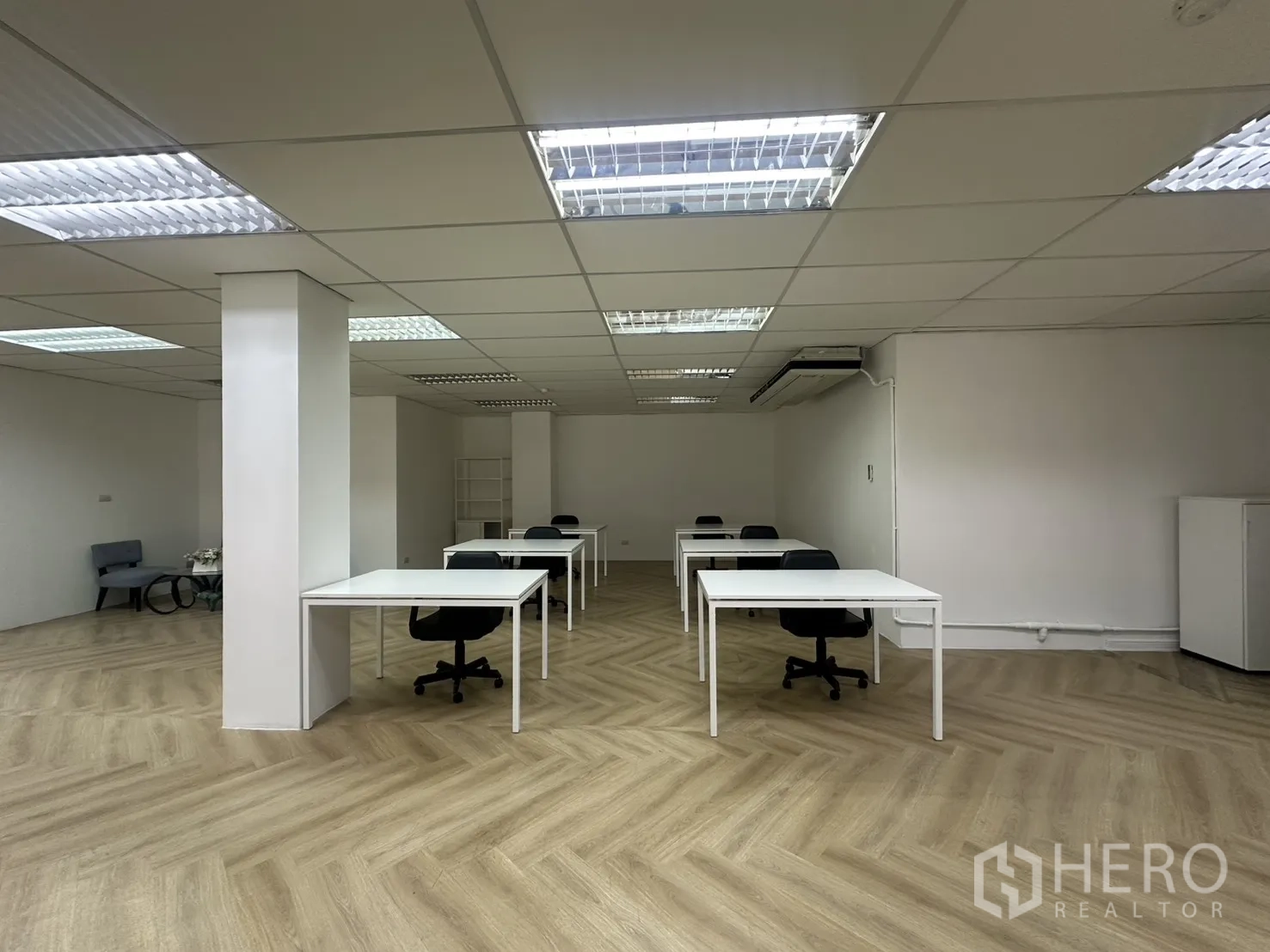 ออฟฟิศ for rent in Pathum Wan, Bangkok - ออฟฟิศแบบเปิดมีโต๊ะสีขาวเรียงเป็นแถว เก้าอี้สำนักงาน พื้นลายก้างปลา และแอร์ผนัง