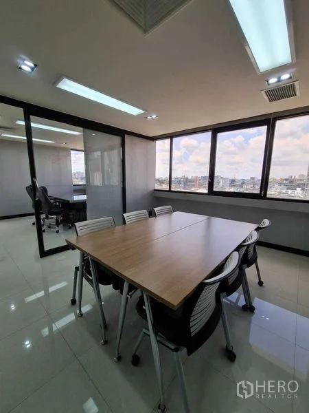 办公空间 出租 - 明亮会议室，落地窗眺望城市天际线，位于邦拉区近BTS Sala Daeng的办公空间。