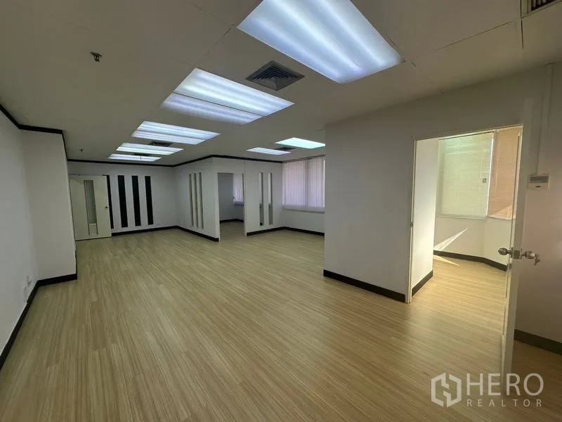 สำนักงาน ให้เช่าในYan Nawa, Bangkok - พื้นที่สำนักงานกว้างสว่าง ไฟเพดานแผง พื้นไวนิล และห้องส่วนตัวติดกัน