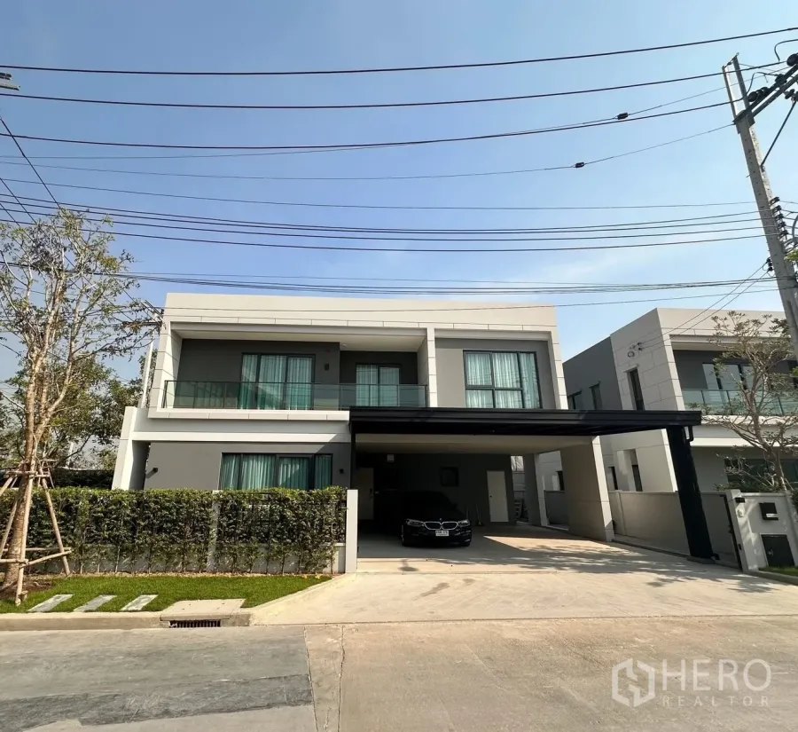 Detached House for rent in Bang Phli, Samut Prakan - Modern two-storey detached house with covered carport and hedge fence in Bang Phli.