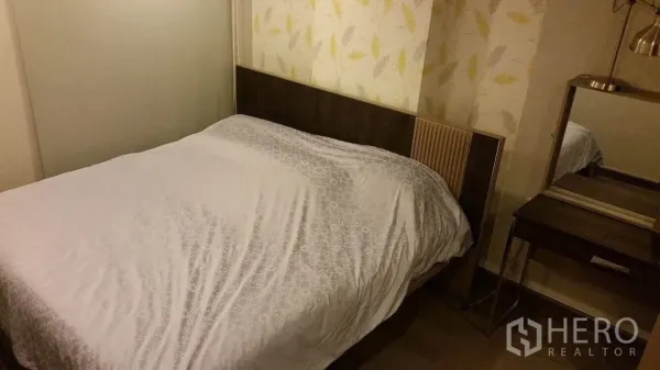 คอนโด ให้เช่าในWatthana, Bangkok - ห้องนอนอบอุ่น เตียงคู่ ผนังวอลเปเปอร์ลายใบไม้ และโต๊ะเครื่องแป้งกระจกเข้าชุด