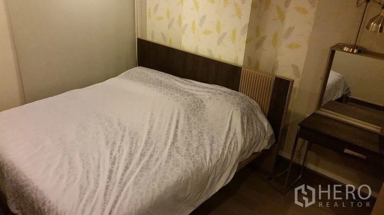 คอนโด ให้เช่าในWatthana, Bangkok - ห้องนอนอบอุ่น เตียงคู่ ผนังวอลเปเปอร์ลายใบไม้ และโต๊ะเครื่องแป้งกระจกเข้าชุด