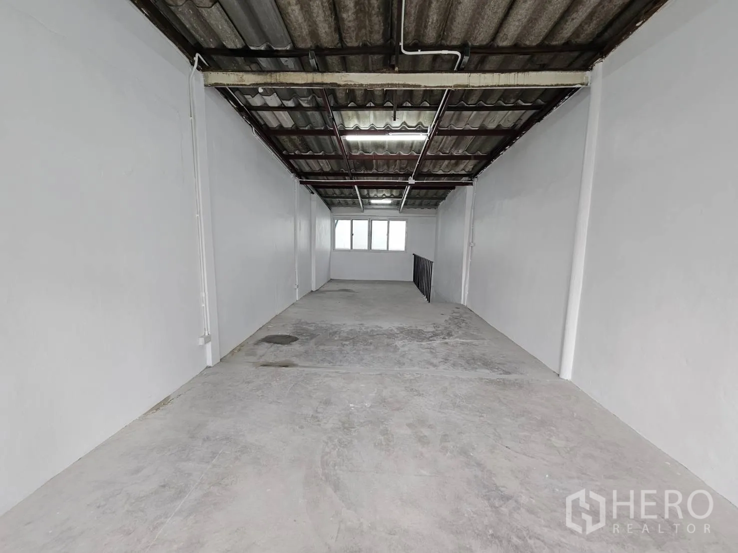 สำนักงานที่บ้าน ให้เช่าในKhlong Toei, Bangkok - ชั้นบนสุดเพดานลอน เหมาะจัดสรรพื้นที่ยาว พร้อมหน้าต่างท้ายห้อง