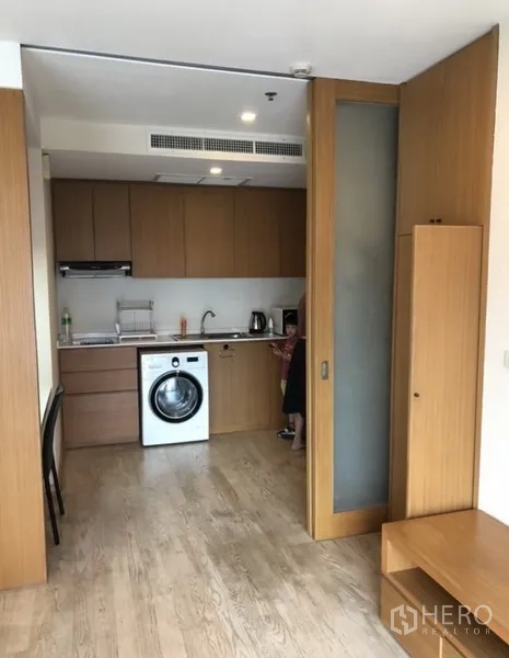 คอนโด ให้เช่าในKhlong Toei, Bangkok - ครัวกั้นสไลด์กระจก พร้อมเครื่องซักผ้าและตู้เก็บของด้านบน