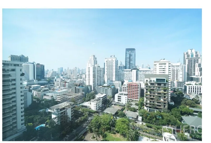 คอนโด ให้เช่าในWatthana, Bangkok - วิวสกายไลน์ชั้นสูงย่านอโศก–สุขุมวิท เห็นอาคารสูงและพื้นที่สีเขียว