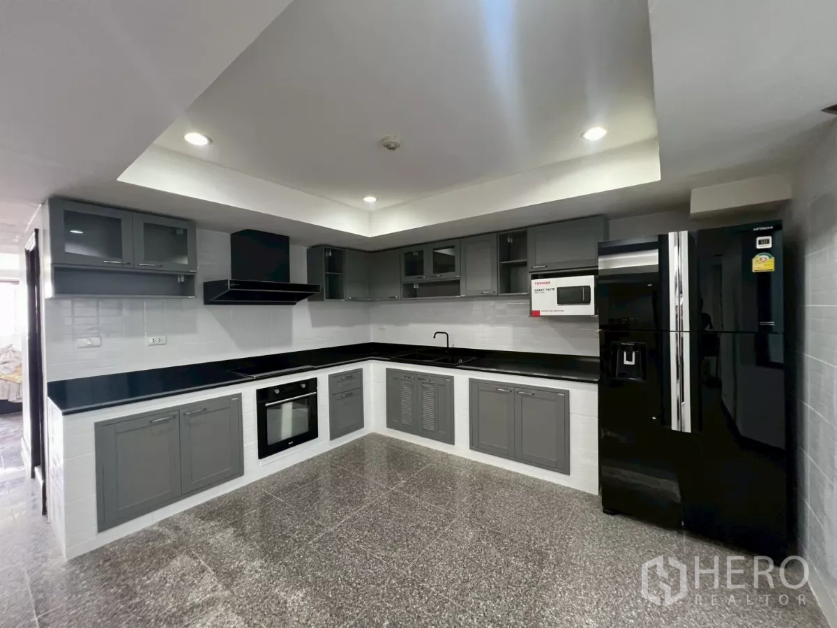 คอนโด ให้เช่าในWatthana, Bangkok - มุมครัวสว่าง โชว์ตู้เก็บของจำนวนมาก เครื่องดูดควัน เตาอบ และตู้เย็นสองประตู