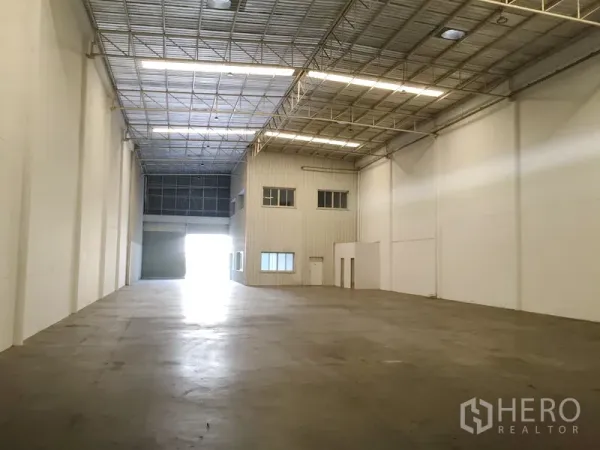 工厂 出租在Khlong Luang, Pathum Thani - 宽敞空旷的厂房大厅，带两层办公室模块、卷门入口与抛光地面。