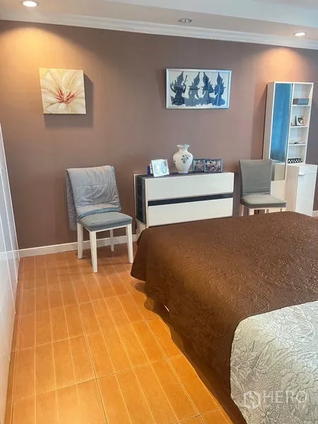 公寓 出售在Watthana, Bangkok - 曼谷瓦他那区公寓卧室，双人床、棕色强调墙、斗柜与椅子。