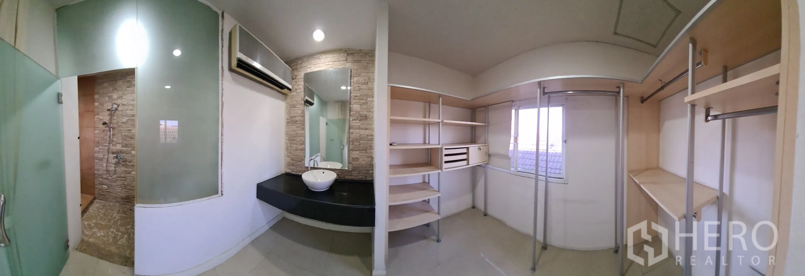 บ้าน ขายในChatuchak, Bangkok - ห้องน้ำพร้อมตู้เสื้อผ้าแบบวอล์กอิน ฝักบัวกระจก และอ่างล้างหน้า