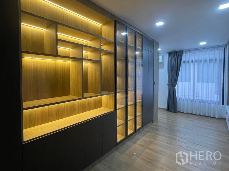 Detached House for rent in Bang Phli, Samut Prakan - Bedroom with illuminated built-in display and storage cabinets