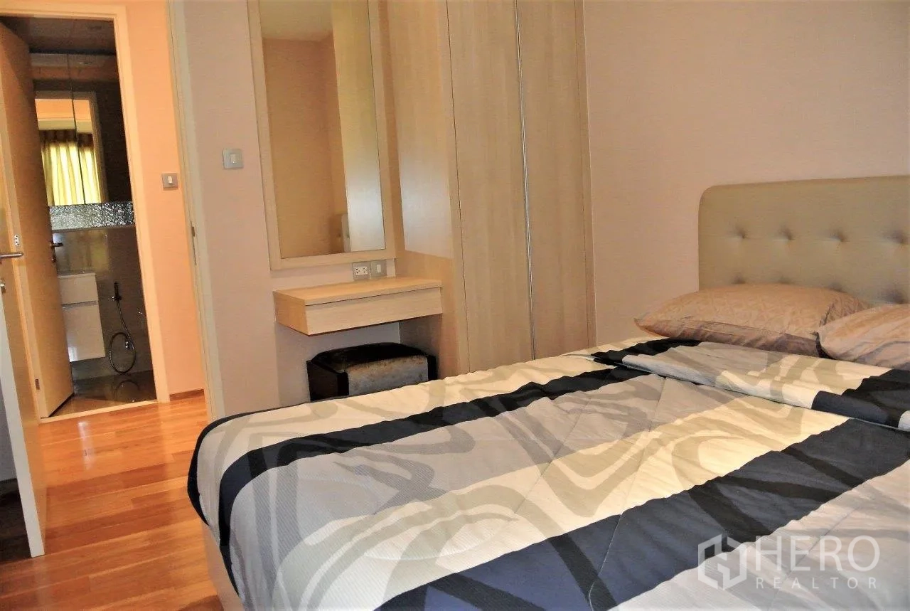 คอนโด ให้เช่าในWatthana, Bangkok - ห้องนอนอบอุ่น มีตู้เสื้อผ้าบิลท์อิน โต๊ะเครื่องแป้ง และทางเข้าห้องน้ำ พื้นไม้และแสงไฟนุ่มนวล