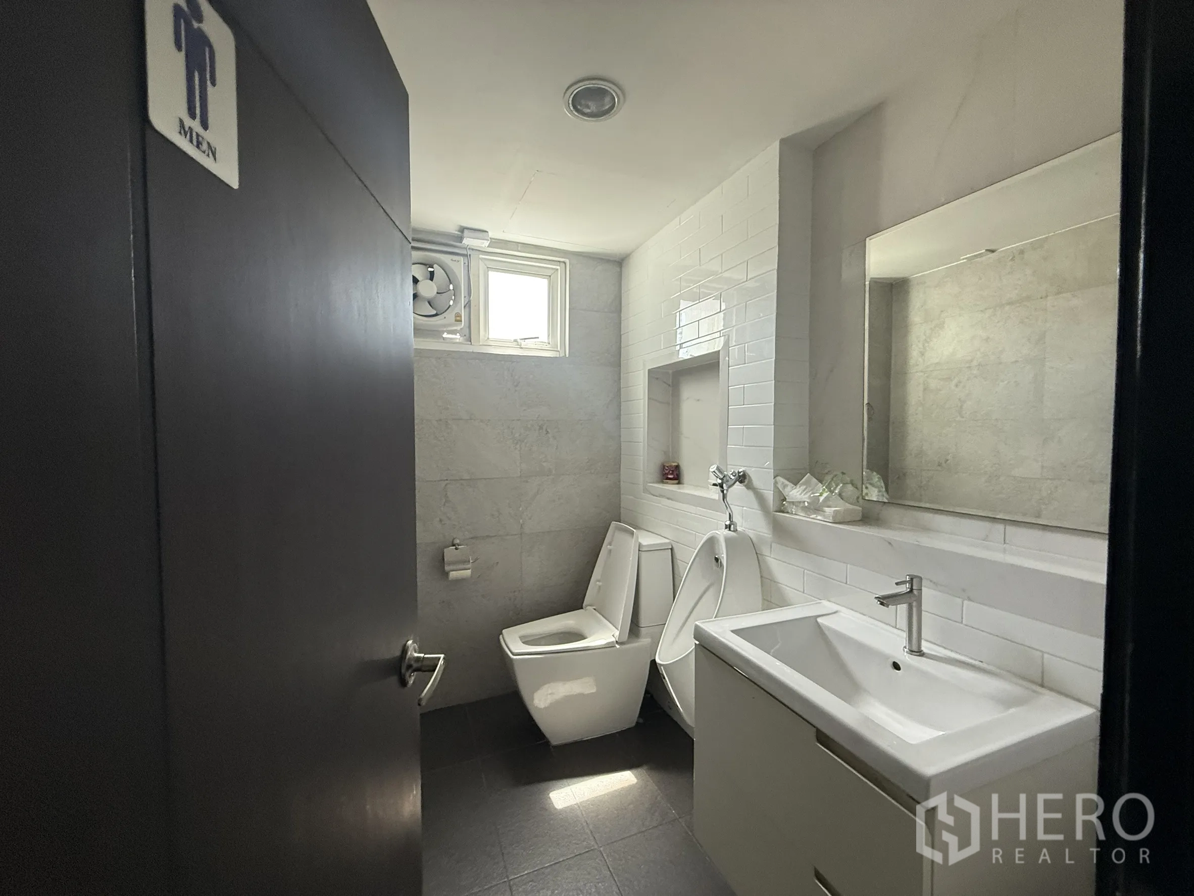 สำนักงาน ให้เช่าในBueng Kum, Bangkok - ห้องน้ำชายพร้อมโถปัสสาวะ อ่างล้างหน้า กระจก และผนังกระเบื้อง